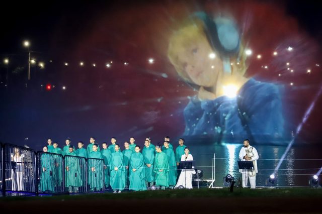 Com um show de som, luz e imagem, Acender das Luzes de Natal encanta canaenses