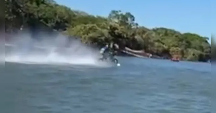 Motorista atravessa rio com 'moto sobre as águas' e vídeo viraliza nas redes; assista