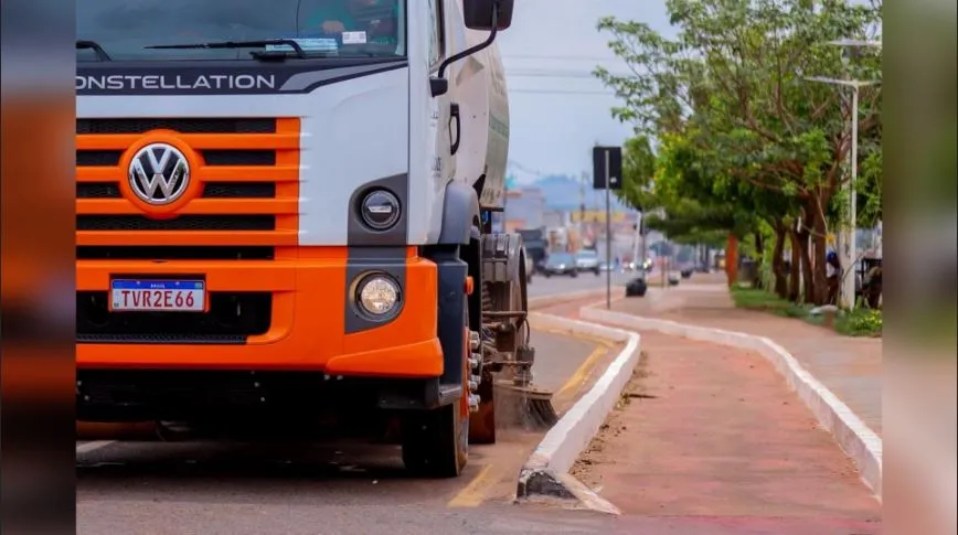 Limpeza urbana ganha eficiência com Caminhão Varredeira em Canaã dos Carajás