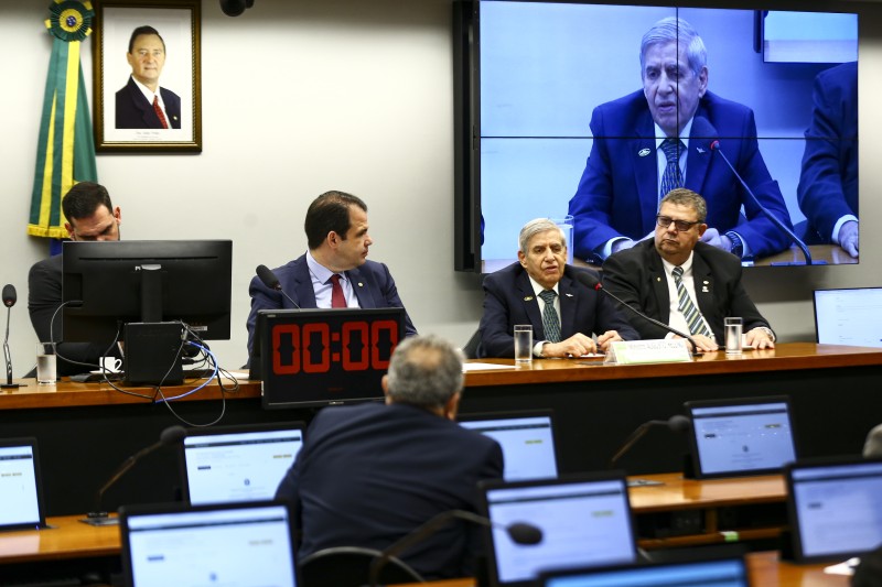 Na Câmara, ministro do GSI diz que país vive “situação esdrúxula”