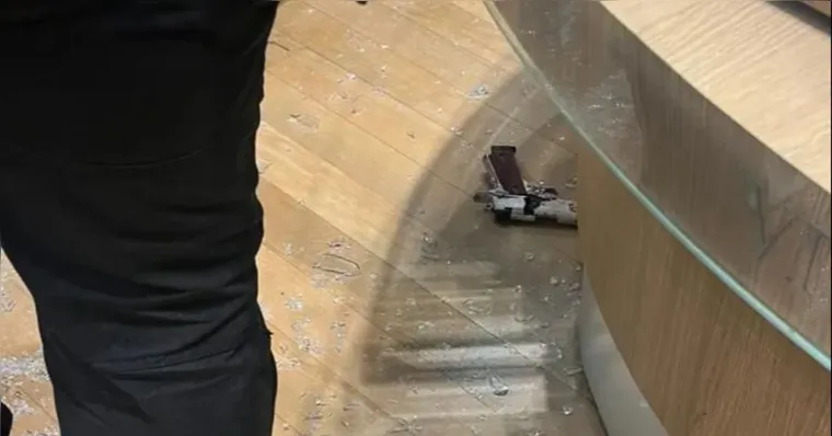 Mesmo com a presença de policiais, o homem atacou a ex. | (Reprodução)