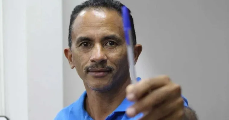 Manoel Gomes ganhou fama nacional com um vídeo simples publicado nas redes sociais. Na gravação, ele cantava sua própria composição, a música “Caneta Azul”. | Reprodução / Redes Sociais