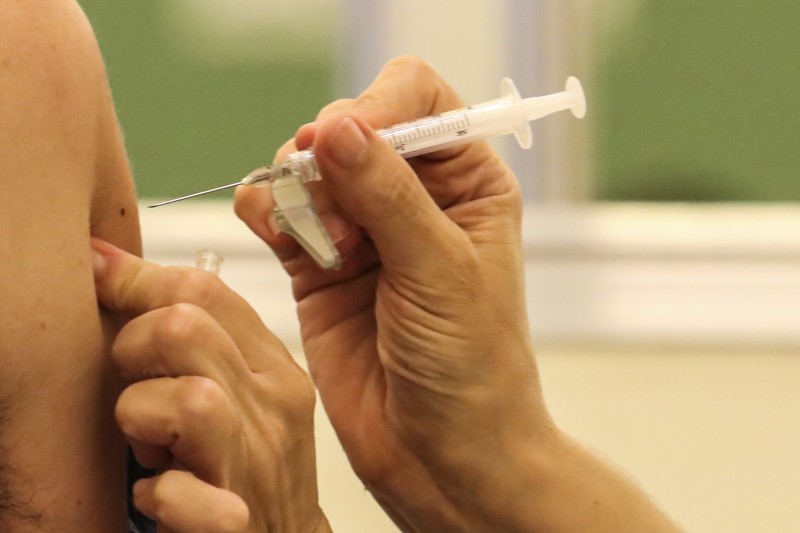 Brasil recebe primeiro lote de vacinas bivalentes contra covid-19