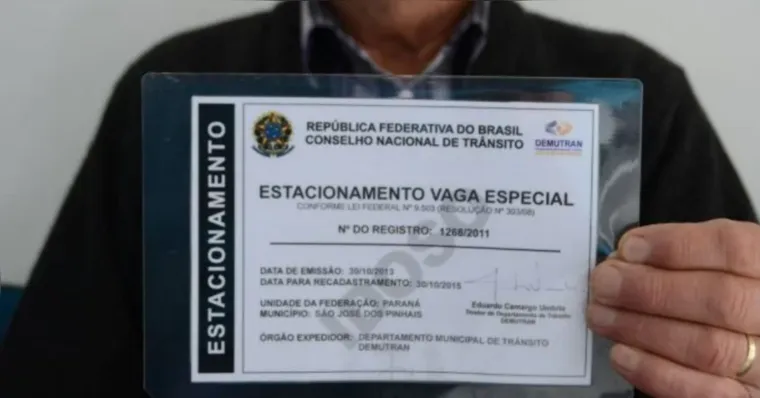 Credencial de estacionamento para idosos agora tem validade vitalícia, mas continua obrigatória para uso de vagas reservadas | Divulgação