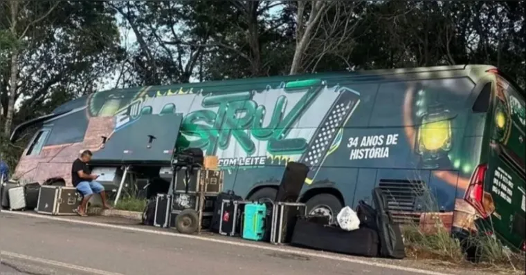 Motorista do ônibus da banda perdeu o controle e saiu da pista | Reprodução/Instagram @alertasocorr0