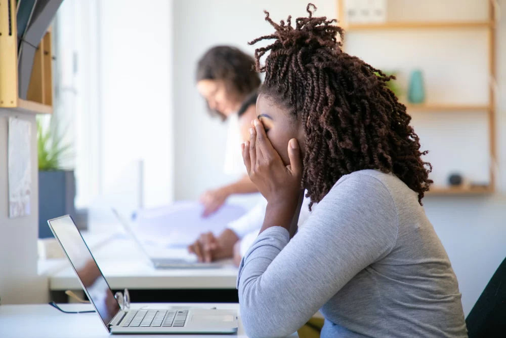 Cerca de 72% dos brasileiros trabalham em modo de sobrevivência, diz estudo