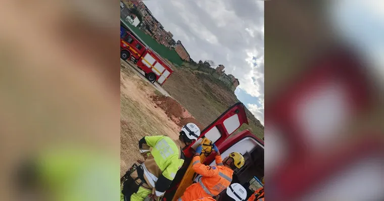 Após o salvamento, foi realizada avaliação secundária da vítima no local | Foto: CBMMG / Divulgação