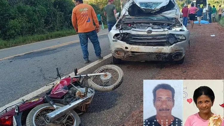 A colisão destruiu a frente da picape e matou os ocupantes da moto na hora