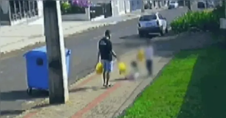 As câmeras de monitoramento registraram o homem chutando a filha | Reprodução/Redes Sociais