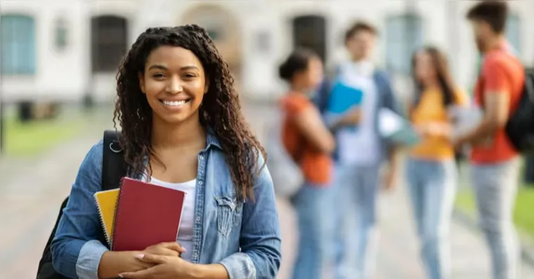 Além de benefícios, programas sociais também oferecem vantagens a estudantes de todo o País. | Reprodução/Freepik
