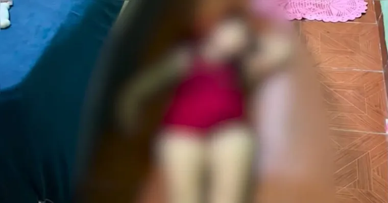 A mulher foi covardemente assassinada a facadas na frente das filhas | Divulgação