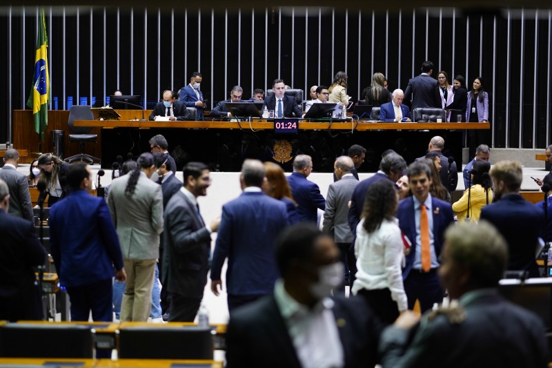 Piso salarial de enfermagem é aprovado em comissão especial da Câmara