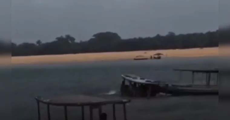 A embarcação afundou e os passageiros pularam na água para se salvarem | Divulgação