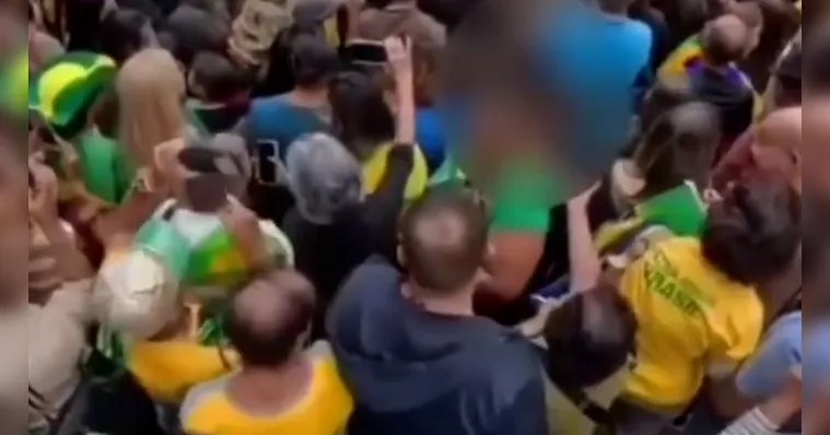 Mulher percebe homem com genitália exposta durante ato político e reage