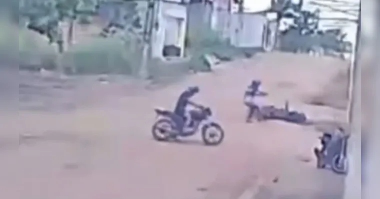 O homem foi executado em plena luz do dia e ainda teve a motocicleta levada pelos suspeitos | Divulgação