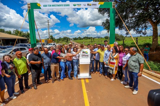 Moradores da Vila Feitosa se emocionam ao receber pavimentação da VP-20