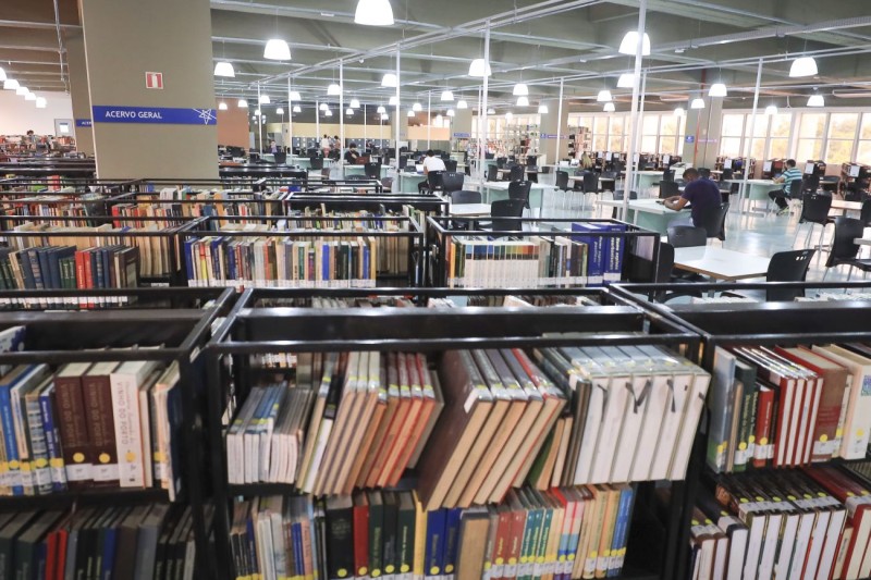 Biblioteca Pública Arthur Vianna recebe doações de livros e materiais informativos