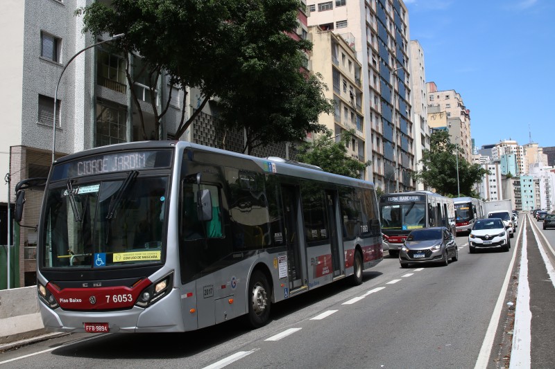Idosos andam de ônibus, em São Paulo, usando gratuidade