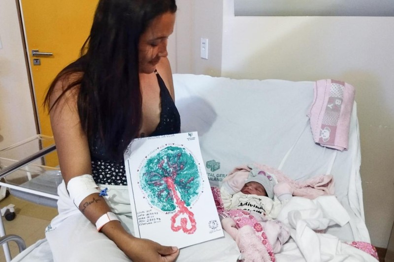 HGT oferece ação de humanização que celebra o parto com arte que eterniza a maternidade