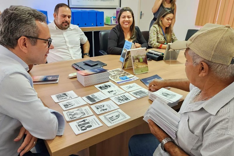 Ioepa entrega livro ao cordelista de Santa Maria do Pará, Adalto Monteiro