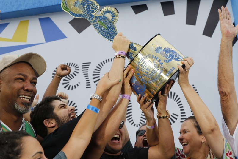 Campeã: Imperatriz Leopoldinense celebra fim de jejum de 22 anos