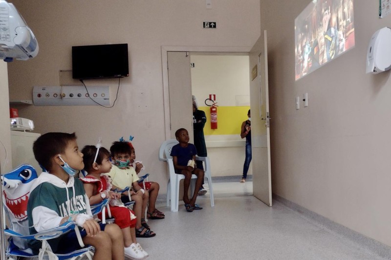 'Cine QT' oferece entretenimento a pacientes do Hospital Oncológico Infantil