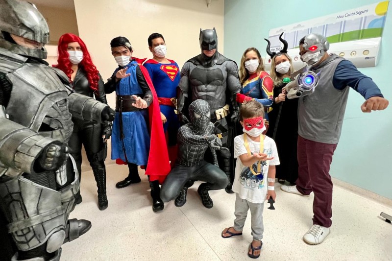 Pacientes do Hospital Oncológico Infantil interagem com personagens da cultura pop