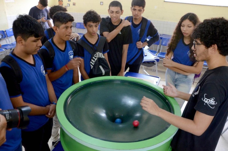 Escola pública estadual recebe mostra de astronomia e ciências espaciais