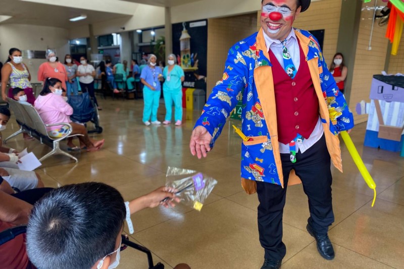 Crianças internadas no Hospital Metropolitano recebem show de circense