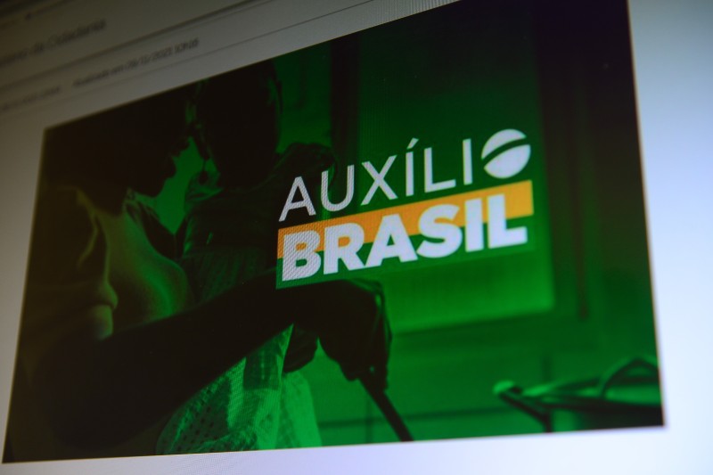 Jornada Auxílio Brasil orienta cidadãos no estado do Rio e no Ceará
