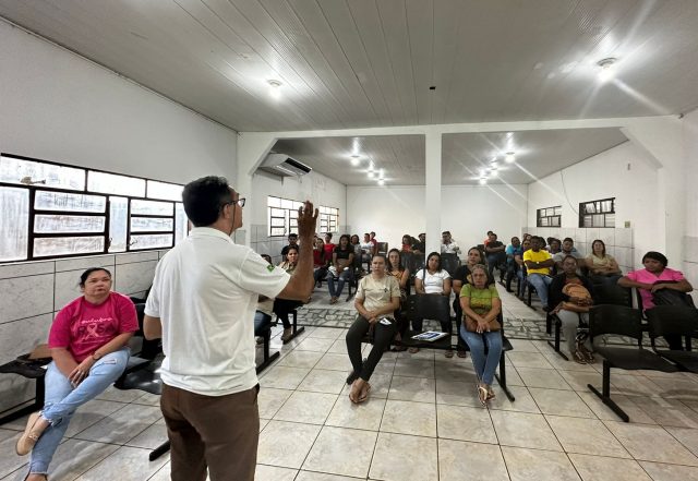 Agentes de saúde recebem treinamento em alusão ao Dia Mundial da Luta contra a Malária nesta terça-feira (25)