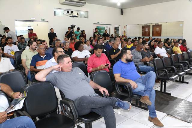 Comunidade lota plenário da Câmara para audiência da LDO