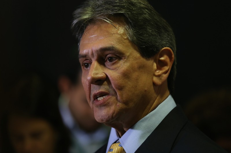 Roberto Jefferson reage a prisão e estilhaços atingem policiais