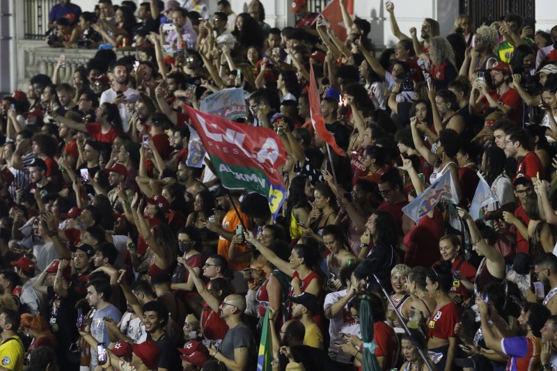 Eleitores de Lula comemoram nas ruas de todo o país