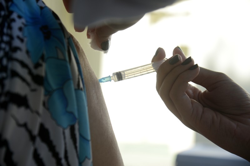 Pesquisa indica espaço para avançar na adesão de adultos à vacinação