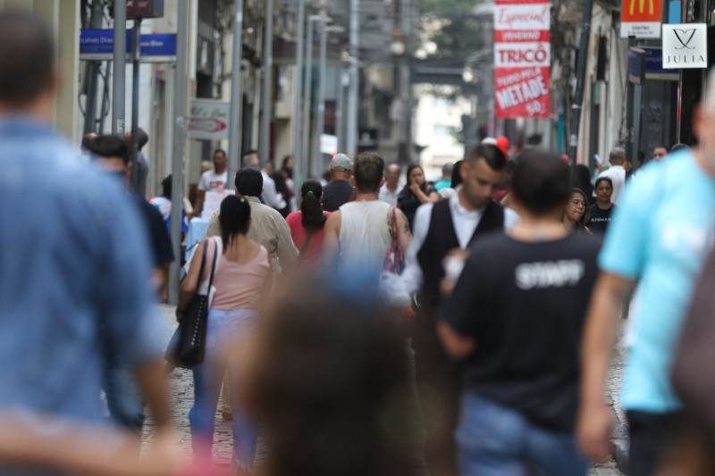 Brasil registra 92 mortes e 12,6 mil novos casos de covid-19