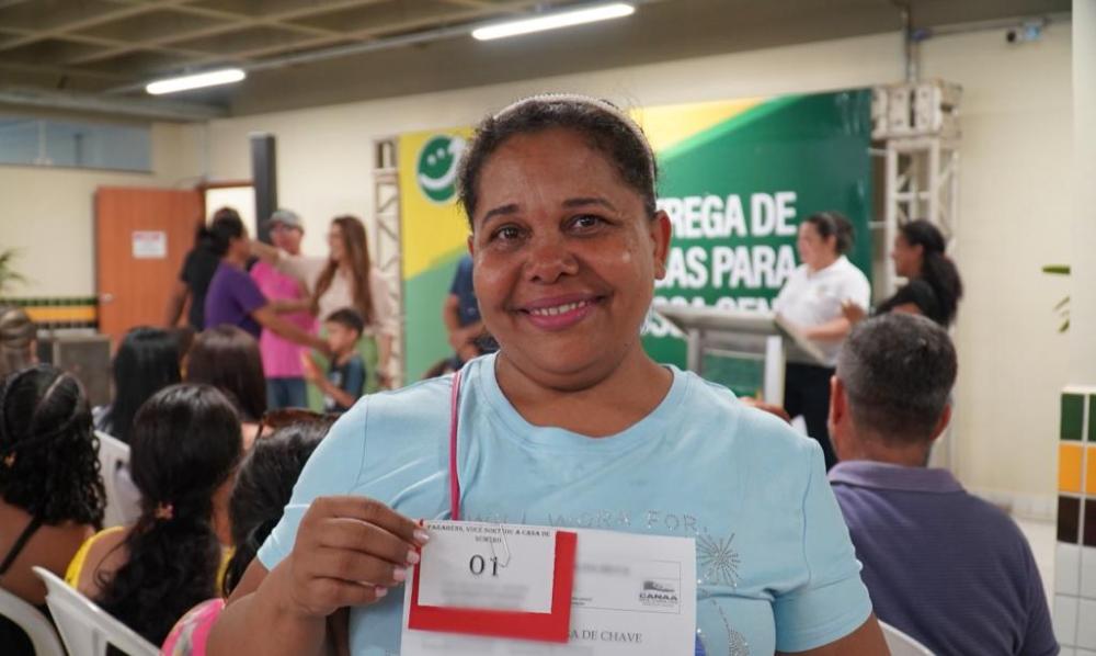 Governo Municipal entrega mais 13 casas e 31 cartões Reforma e Construção para a população