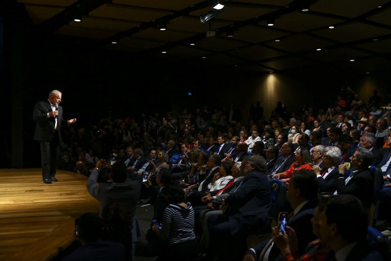 Presidente eleito se encontra com parlamentares e diz que vai dialogar