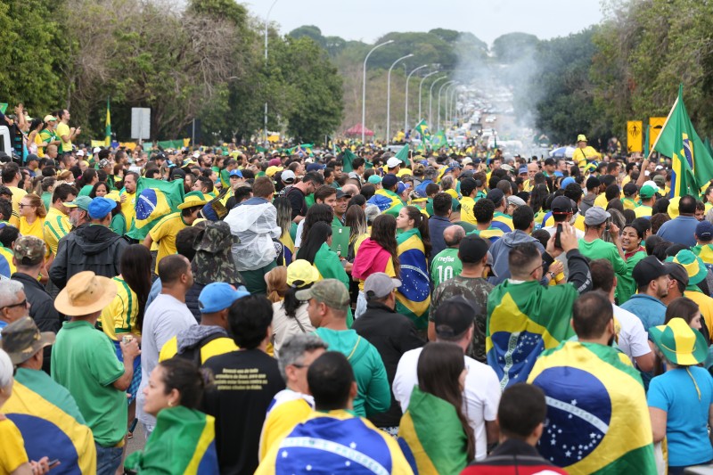 Comandantes militares condenam restrições a direitos de manifestantes