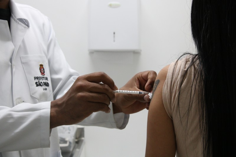 Técnicos pedem vacinas para impedir que variantes sofram mutações
