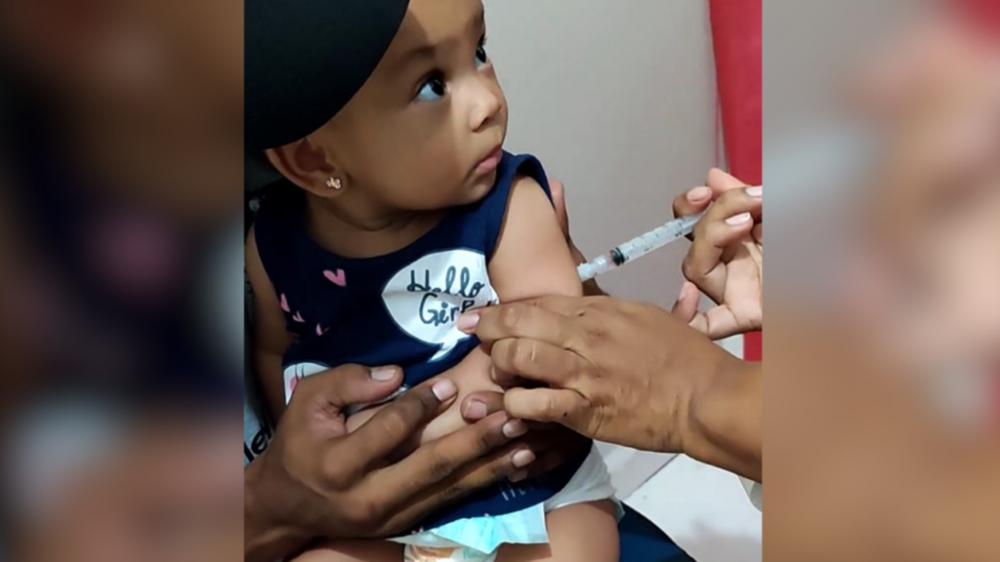 Bebê viraliza por tomar vacina e nem se abalar: