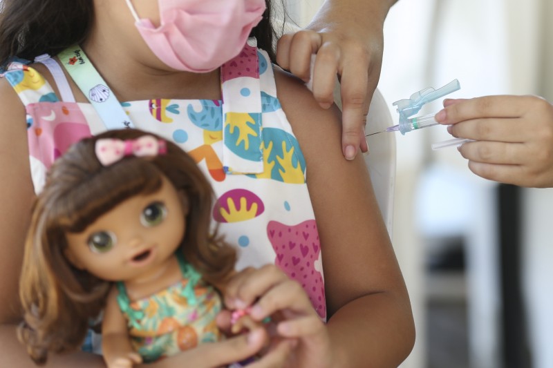 Covid-19: Saúde distribui 1 milhão de doses de vacina para crianças