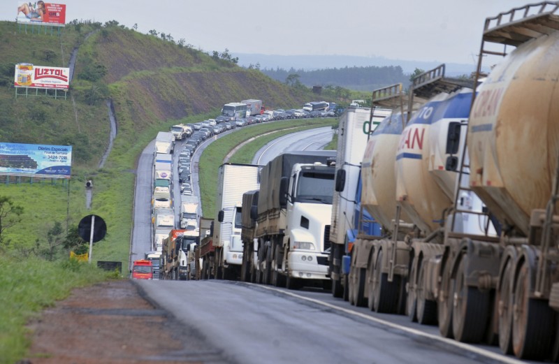 Caminhoneiros voltam a bloquear rodovias em ao menos três estados