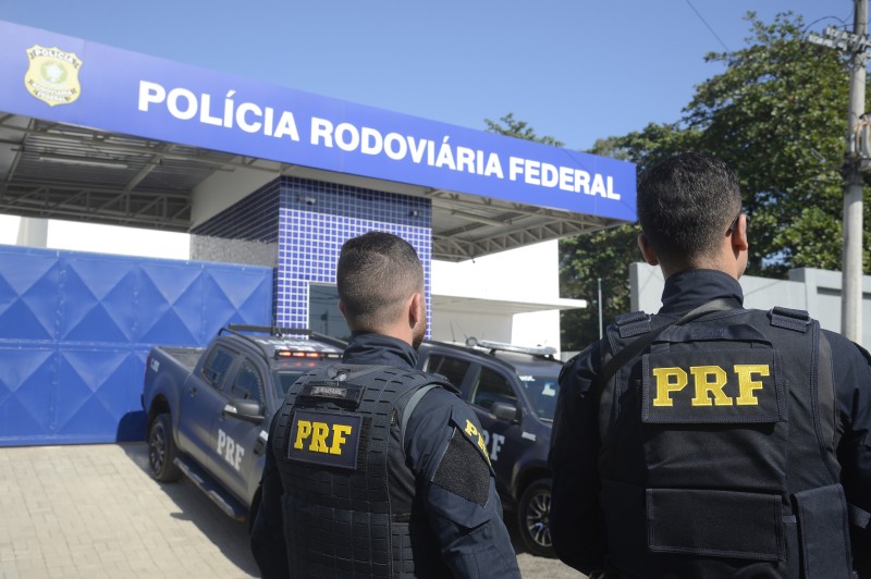 Receita Federal e PRF apreendem sete mil garrafas de vinhos em Goiás