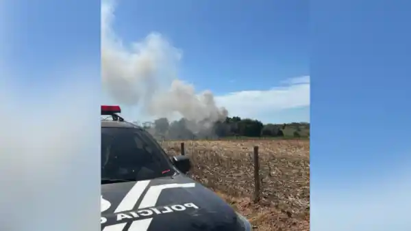 Após atirar na companheira, homem troca tiros com policiais e morre em casa incendiada
