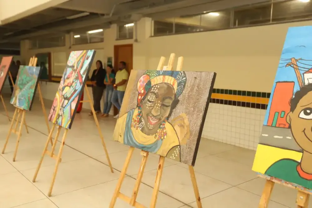 Exposição de arte dos alunos do NIC é aberta no hall da prefeitura